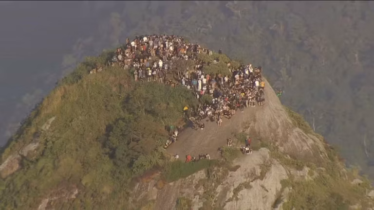 Turistas ficam presos em morro durante forte tiroteio no Rio