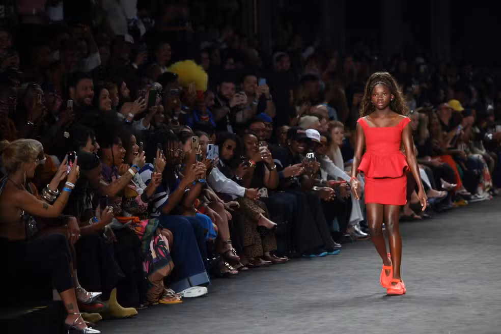 Títi estreia nas passarelas e emociona família no Rio Fashion Week