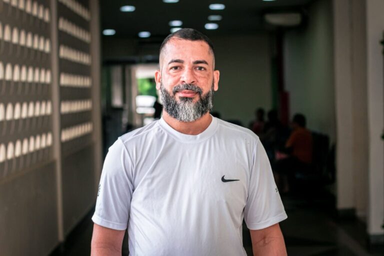 Paciente sorridente após transplante ósseo, simbolizando alívio e gratidão.