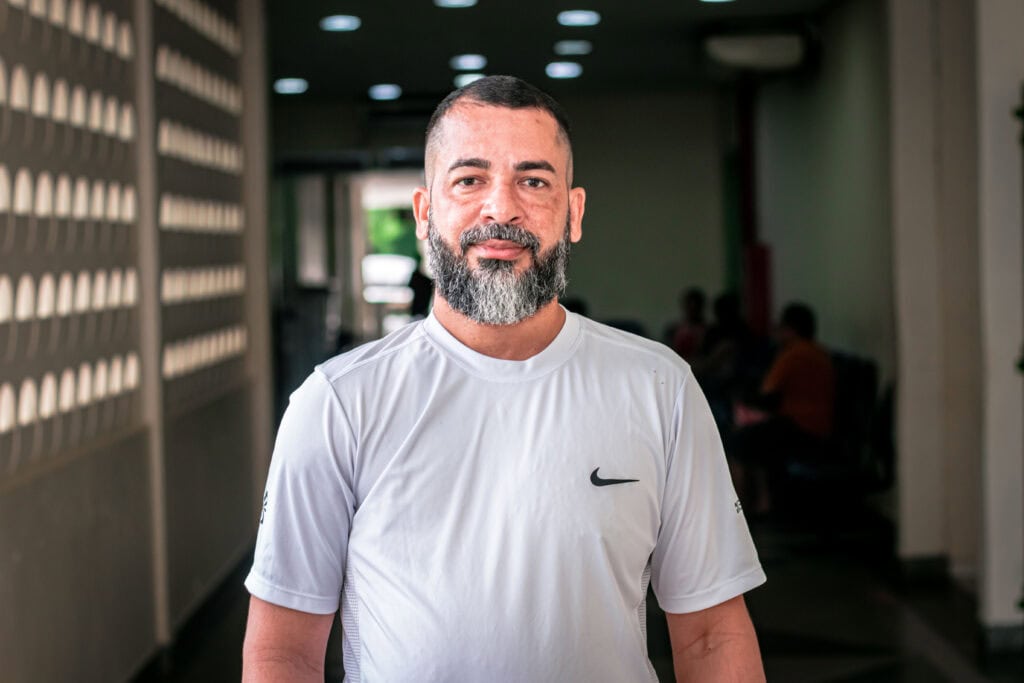 Paciente sorridente após transplante ósseo, simbolizando alívio e gratidão.