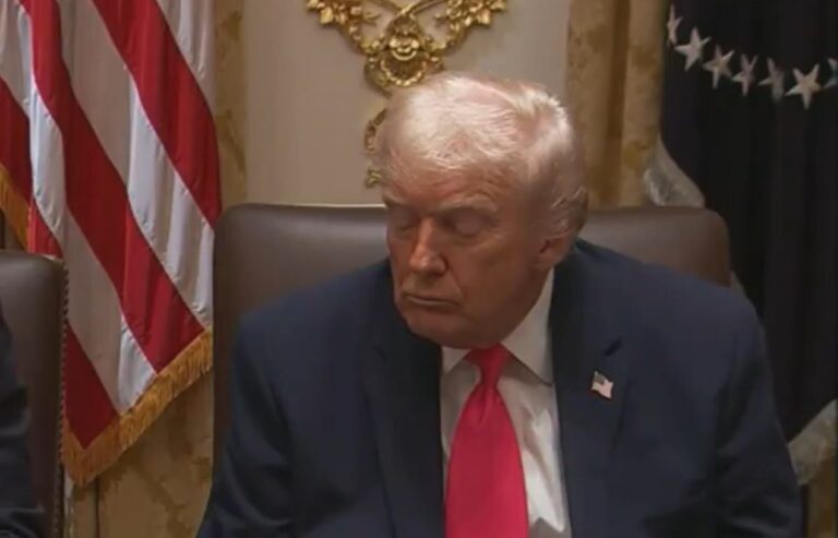 Apagou? Trump surge de olhos fechados em evento ao vivo; veja