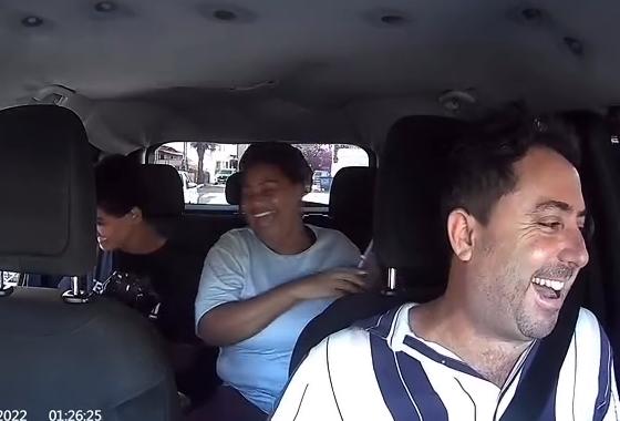 Um vídeo registra o momento em que um motorista de aplicativo opta por não cobrar a corrida de uma diarista, após se sensibilizar com a situação