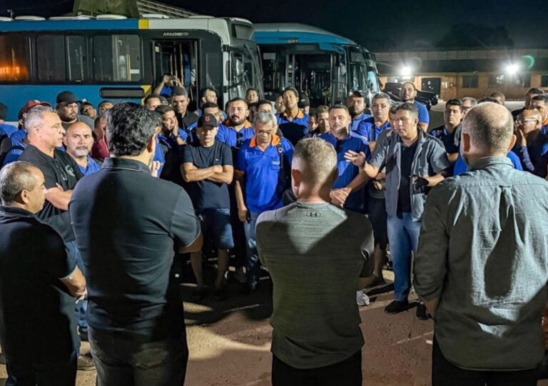 Prefeito se reúne com categoria e paralisação é suspensa