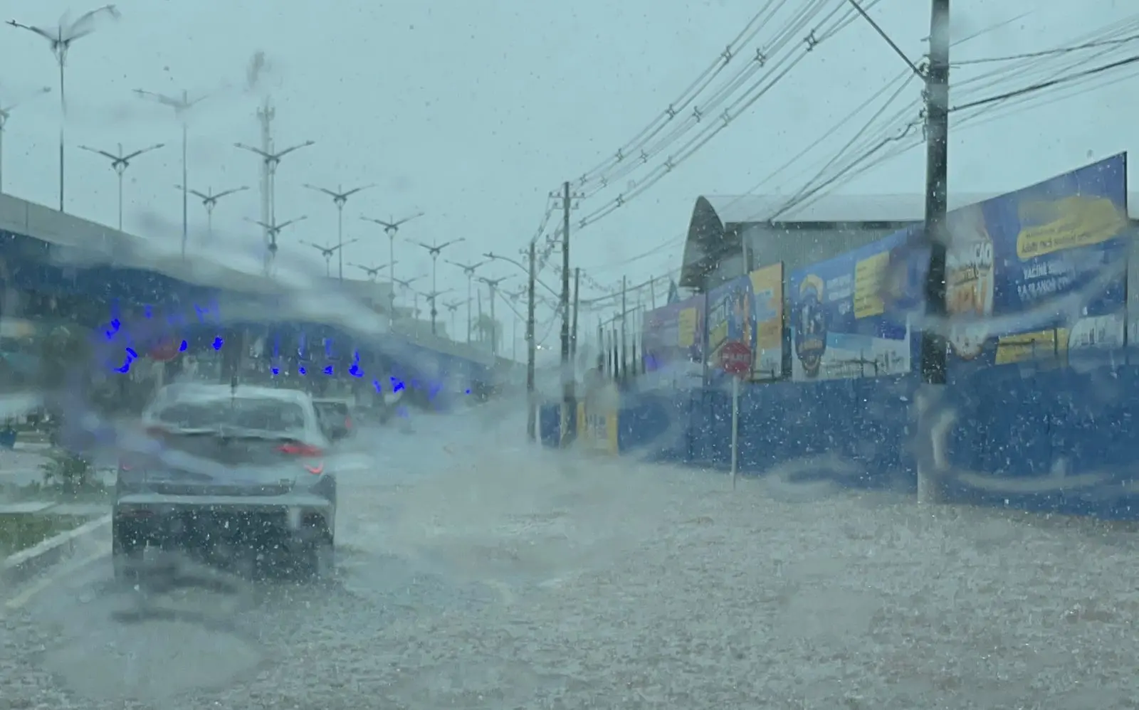 Forte chuva causa alagamento na região do viaduto Mamédio Bittar