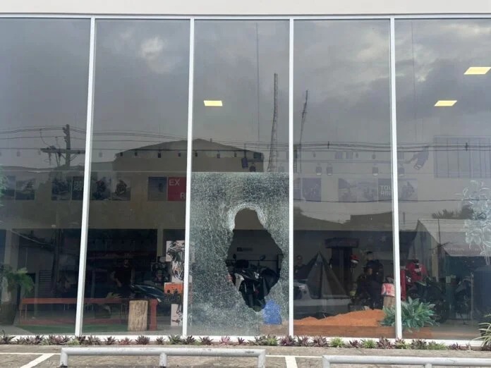 Concessionária é alvo de criminosos em Cruzeiro do Sul (