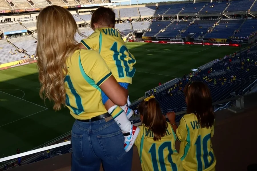 A Seleção Brasileira venceu a Croácia por 3 a 1 nesta terça-feira (31/03), mas quem realmente deu o que falar foram as filhas de Virginia Fonseca. Em um vídeo gravado horas antes da partida no Camping World Stadium, em Orlando, Maria Alice e Maria Flor cravaram que o Brasil balançaria as redes três vezes.