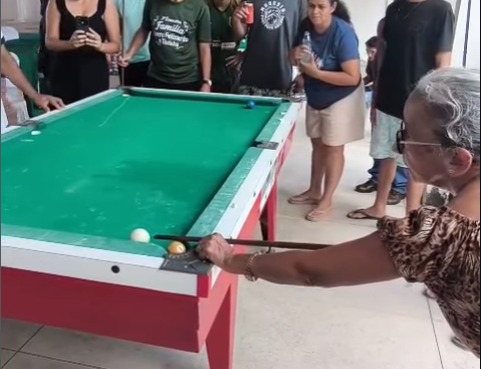Vovozinha dá aula de sinuca e viraliza nas redes