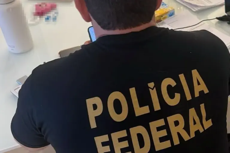 A Força Integrada de Combate ao Crime Organizado (Ficco) deflagrou, na manhã desta terça-feira (07/04), uma ofensiva para cumprir mandados de prisão e busca contra um suspeito de liderar a distribuição de entorpecentes entre estados.