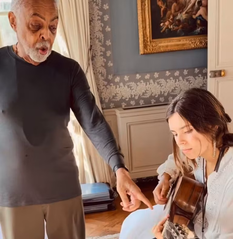 A despedida dos palcos de Gilberto Gil tem sido marcada por poesia e intimidade. Atualmente em Portugal com a turnê de despedida "Tempo Rei", o imortal da Academia Brasileira de Letras foi filmado pela esposa, Flora Gil, em um momento de pura transmissão de conhecimento.