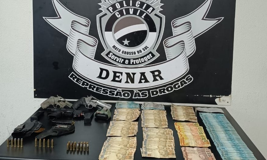Policiais são presos por invadir casa fingindo operação e roubar drogas