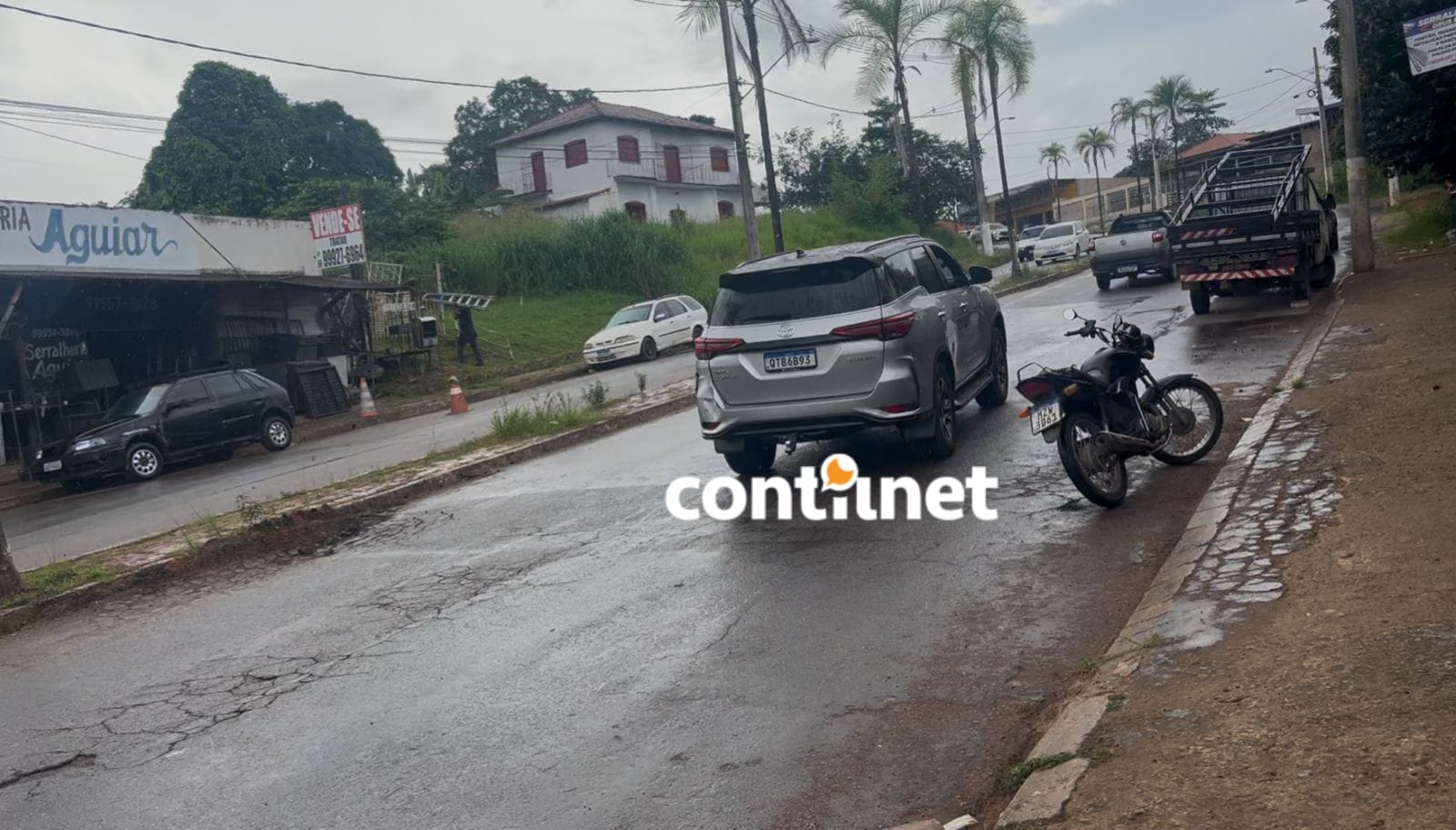 Motociclista sofre fratura após colisão com caminhonete em Rio Branco