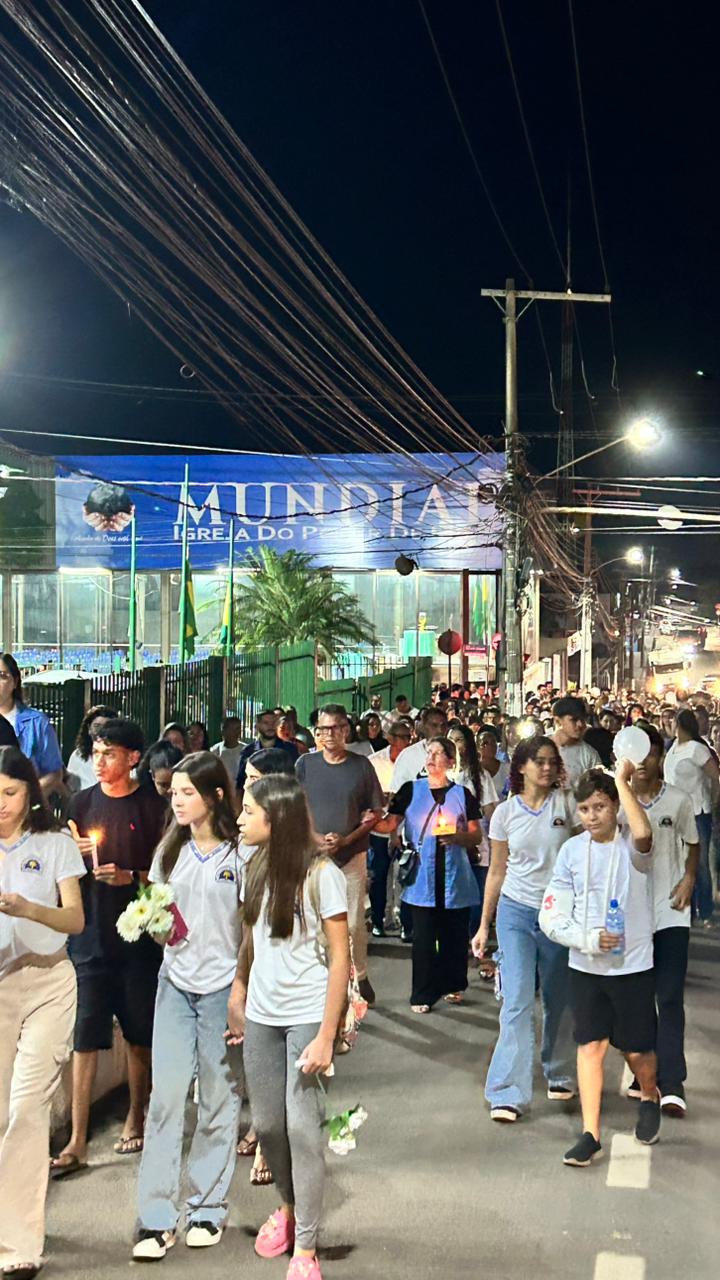 Comunidade faz orações e acende velas em frente ao São José após tragédia