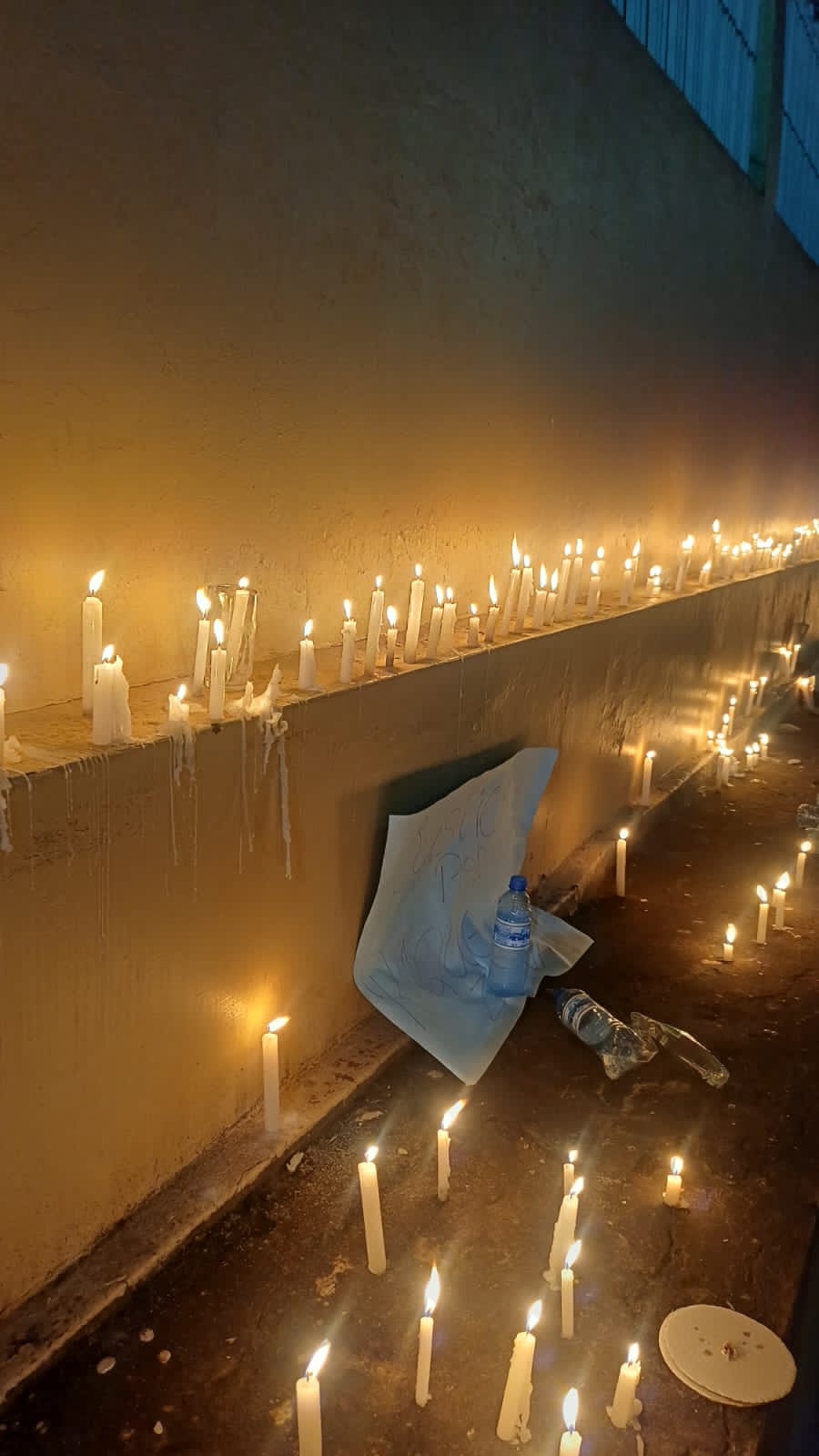 Comunidade faz orações e acende velas em frente ao São José após tragédia