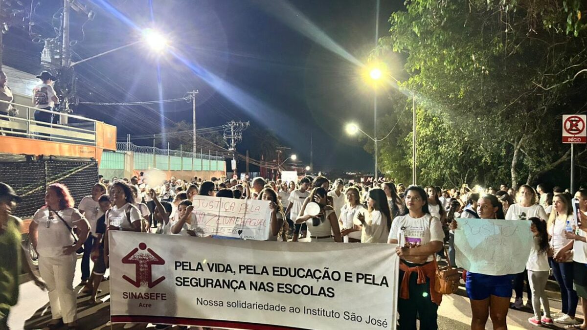 Comunidade faz orações e acende velas em frente ao São José após tragédia
