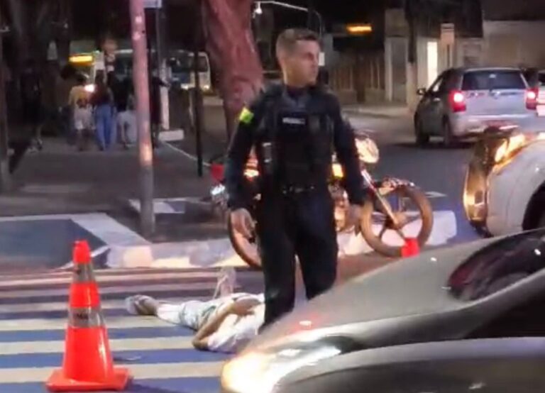 Acidente de trânsito deixa homem caído em cruzamento do centro da cidade Acidente de trânsito deixa homem caído em cruzamento do centro da cidade