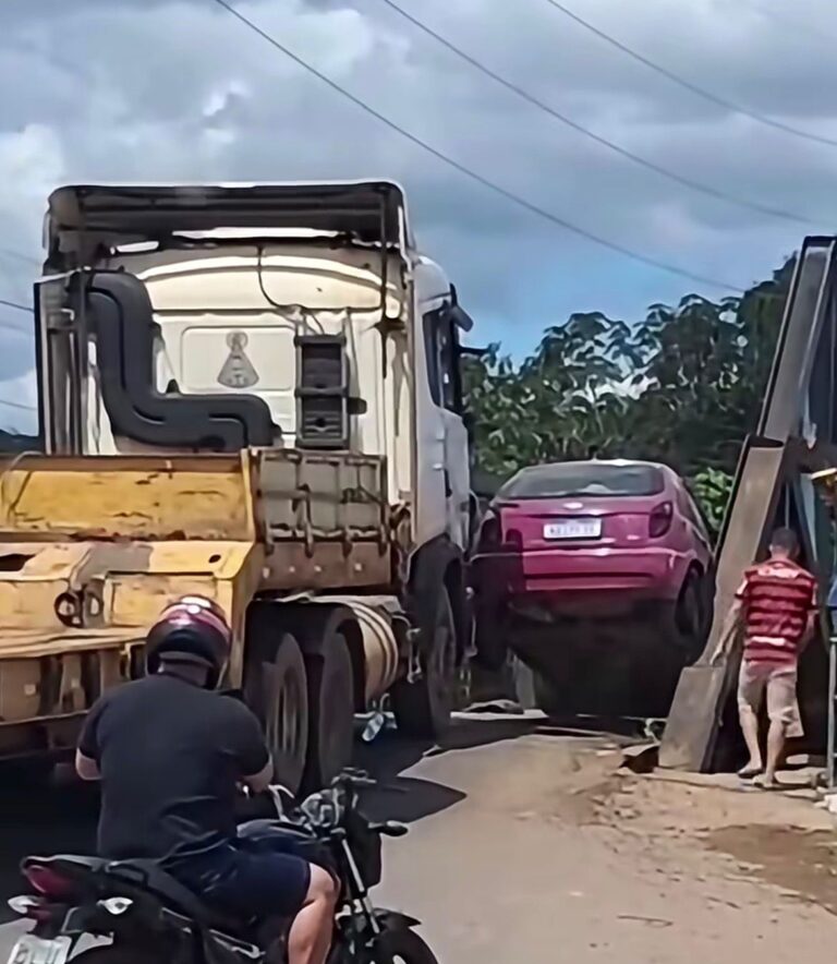 Acidente entre caminhão e carro interrompe tráfego em ponte na fronteira