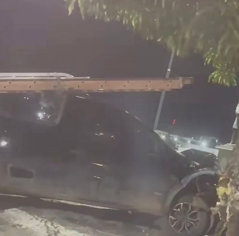 Carro colide contra árvore na região da Gameleira nesta madrugada Carro colide contra árvore na região da Gameleira nesta madrugada