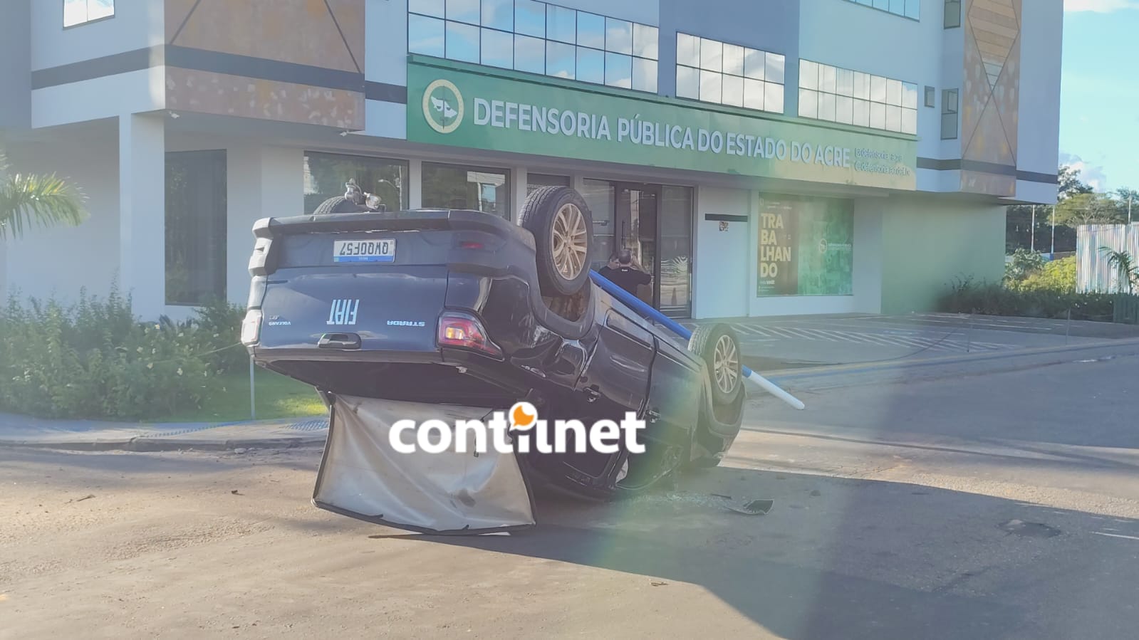Adolescente fica ferido após capotamento de veículo em Rio Branco