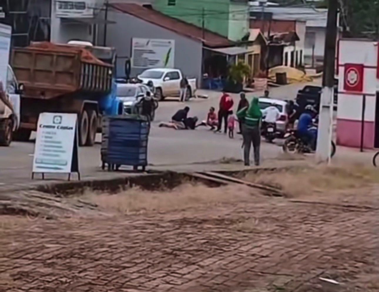 Colisão entre motocicleta e bicicleta deixa homem ferido em Sena