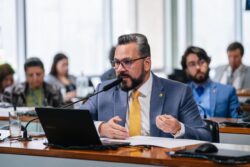 Após decisão judicial, assessoria de Alan Rick se manifesta sobre outdoors