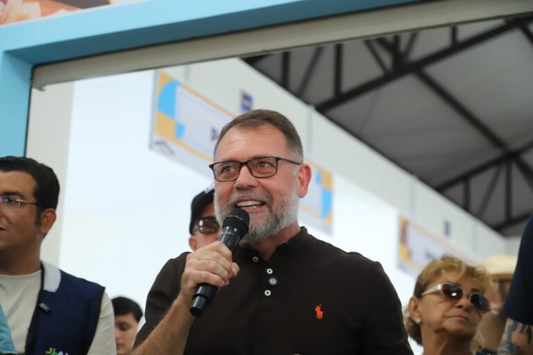 Alysson parece estar fazendo bem o dever de casa e se prepara para 2028 Em visita, Alysson conversou com os comerciantes