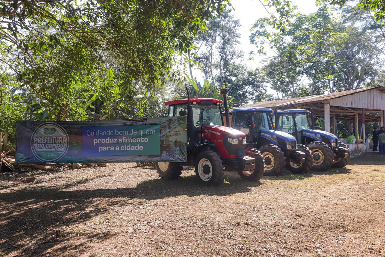 Com entregas de insumos, prefeitura lança Programa de Mecanização Agrícola Com entregas de insumos, prefeitura lança Programa de Mecanização Agrícola