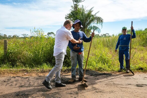 Alysson acompanha operação tapa-buracos no Ramal do Sinteac