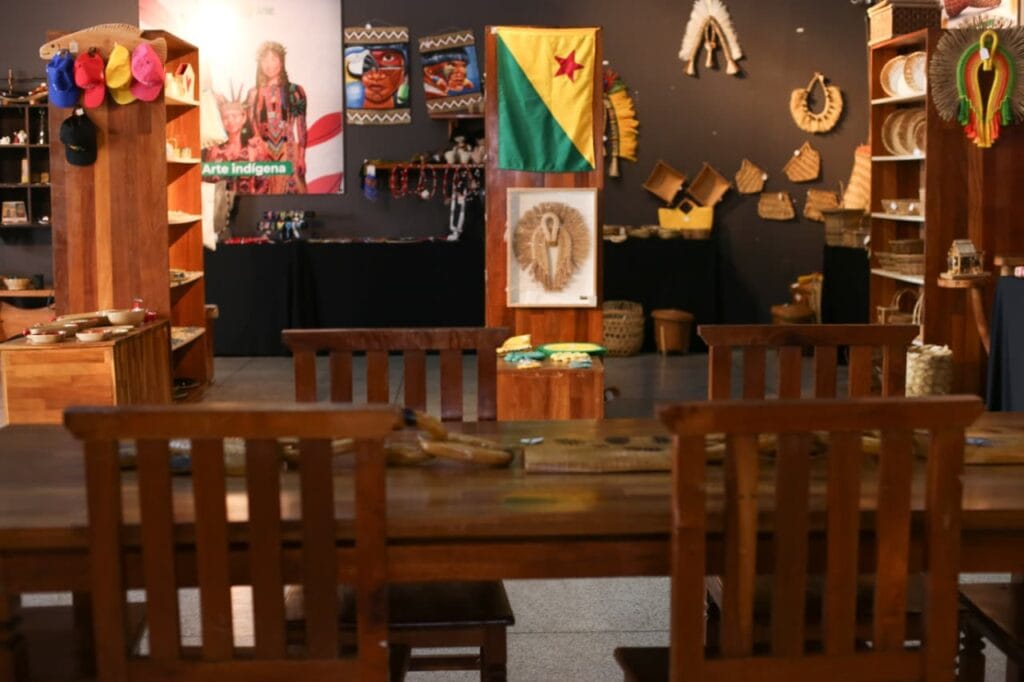 Mulheres lideram produção na Casa do Artesanato e exportam identidade amazônica Mulheres lideram produção na Casa do Artesanato e exportam identidade amazônica
