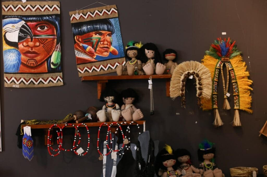 Mulheres lideram produção na Casa do Artesanato e exportam identidade amazônica