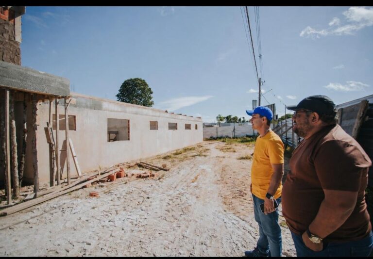 Prefeito Zequinha Lima vistoria obras do CAPS AD e do Centro do Idoso