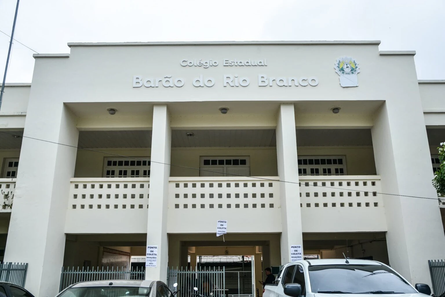 No Acre, servidores de escola protestam contra destituição de gestora