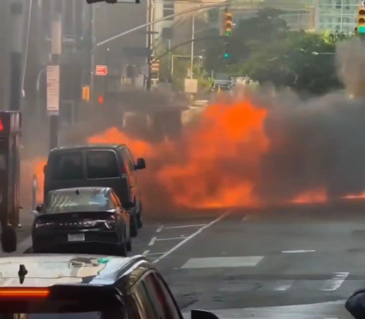 Carro de empresa pública de transporte pega fogo e explode perto de Wall Street