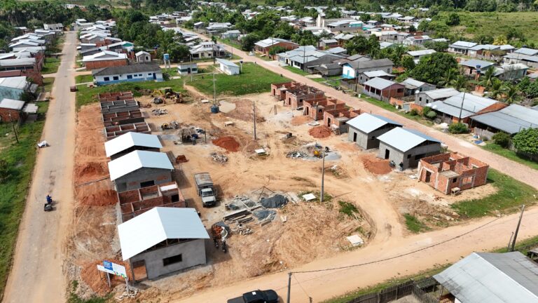 Prefeito Railson destaca avanços na construção de casas populares em Feijó