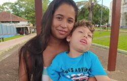 Mãe de menino com paralisia cerebral luta para recuperar benefício suspenso pelo INSS