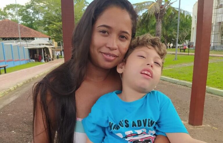 Criança com paralisia