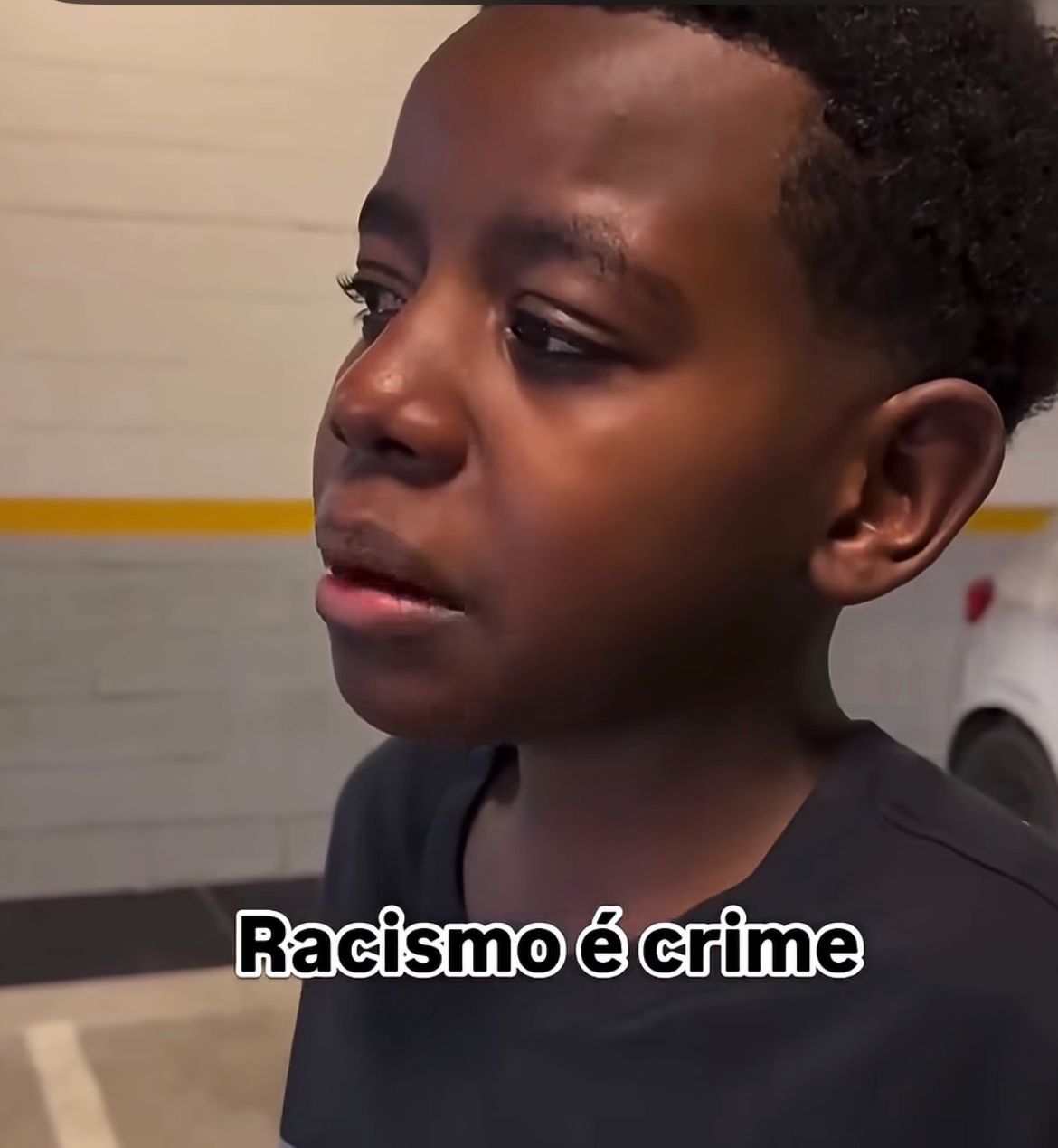 Empresário denuncia ataque racista contra filho de 12 anos em elevador