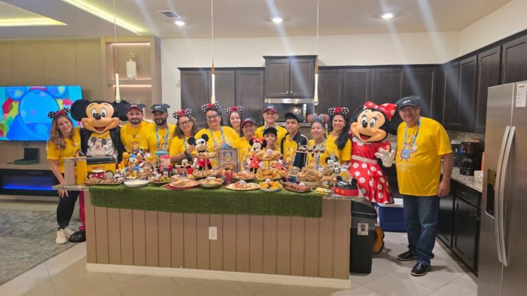 Os alunos receberam visita do Mickey e Minnie