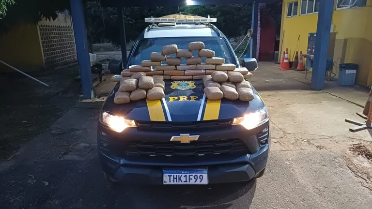 PRF apreende 52 kg de drogas em veículo abandonado na BR-364