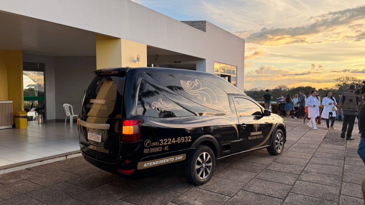 Corpo de Raquel, inspetora morta no São José, chega para sepultamento