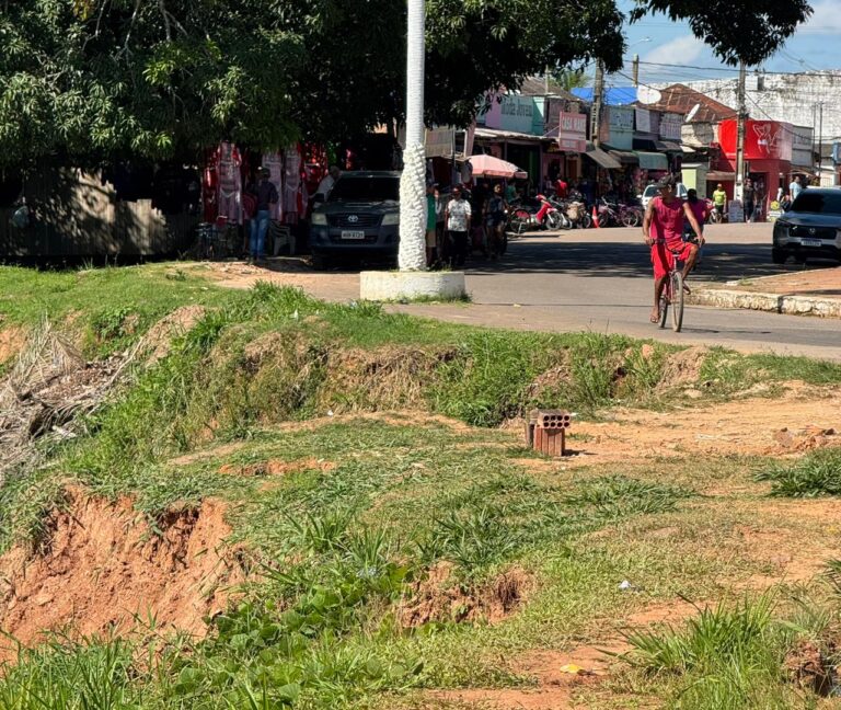 Erosão avança e ameaça rua histórica no centro de Sena Madureira