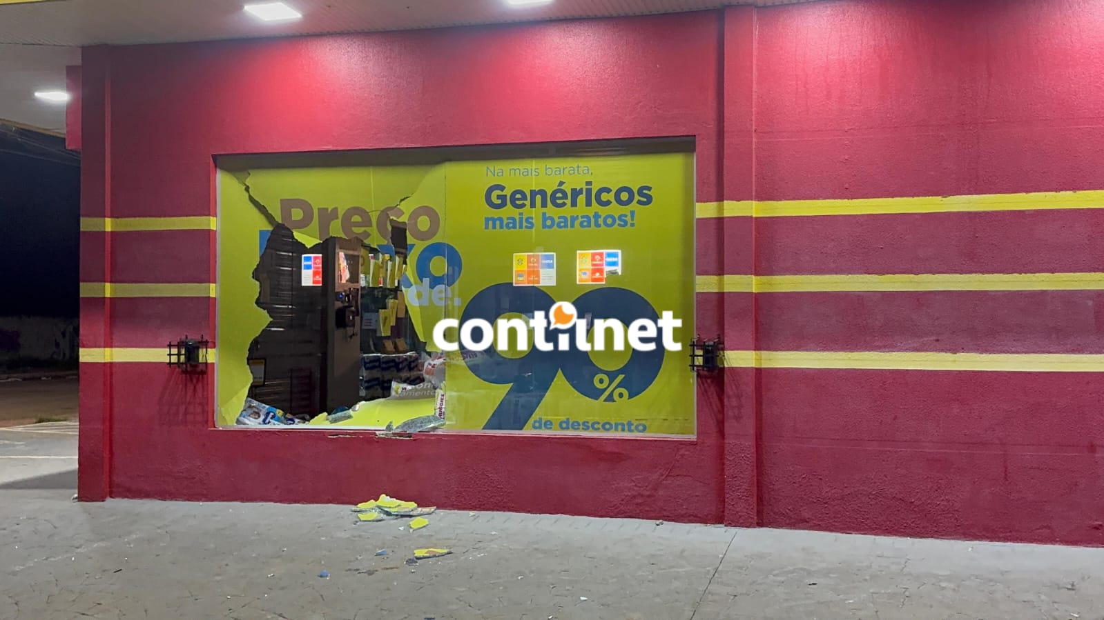 Criminosos encapuzados quebram vidros e furtam farmácia em Rio Branco Criminosos encapuzados quebram vidros e furtam farmácia em Rio Branco