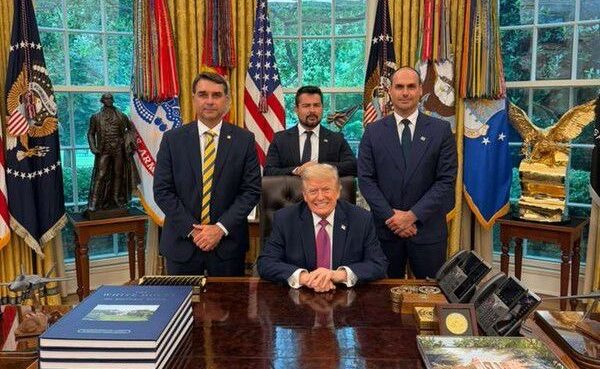 Imagem de Flávio Bolsonaro e Trump no Salão Oval é falsa e foi feita por IA