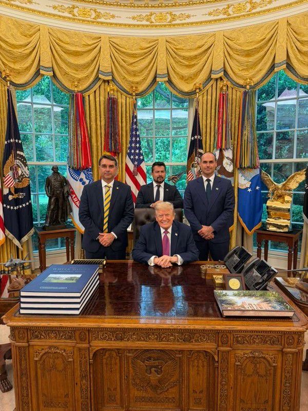Imagem de Flávio Bolsonaro e Trump no Salão Oval é falsa e foi feita por IA