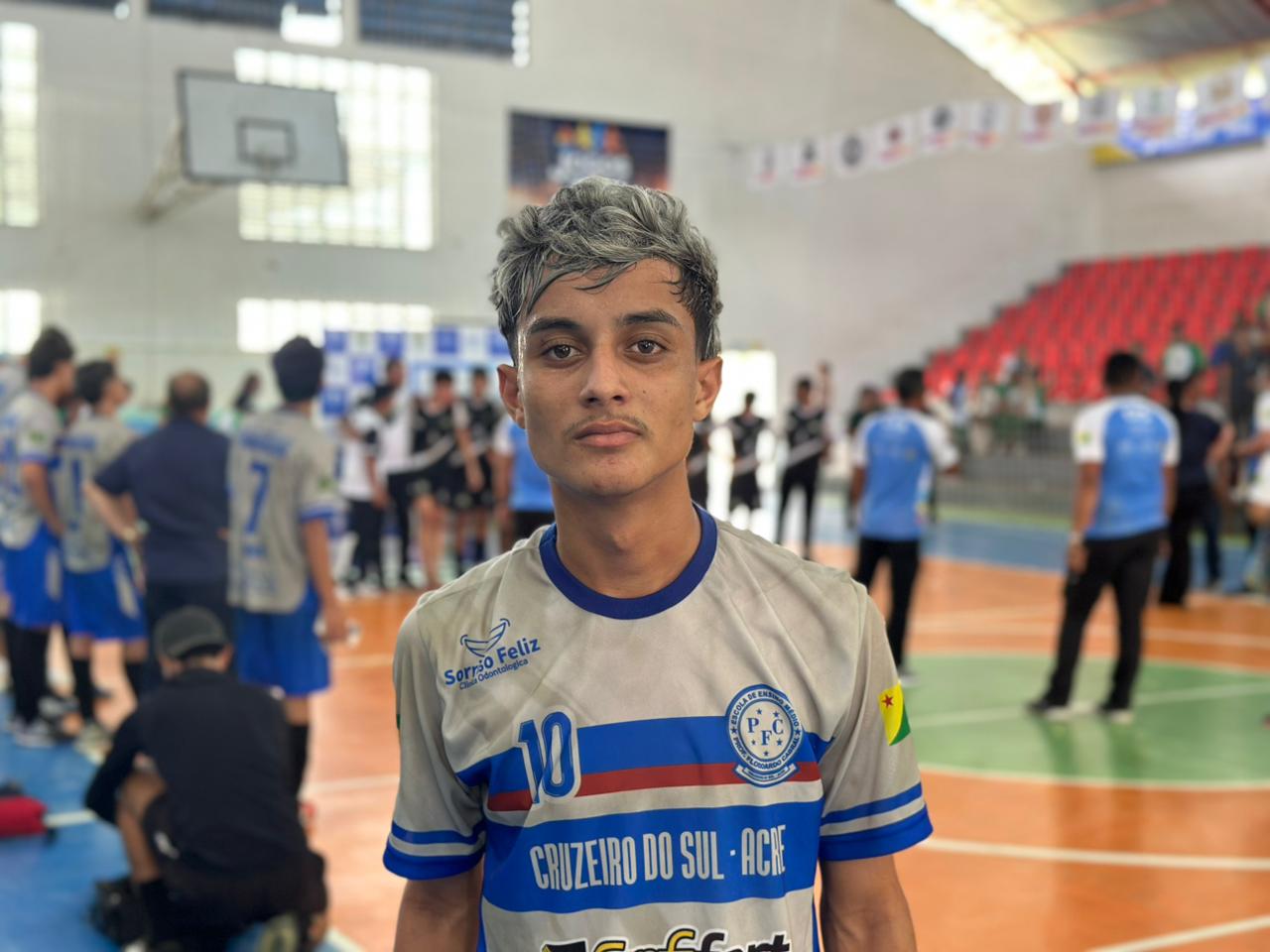 Após 17 anos, jovem conquista título juvenil no futsal escolar