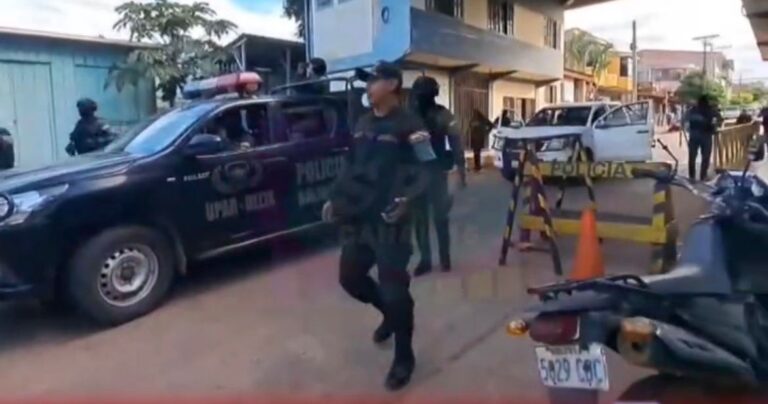 Foragido por homicídio é preso na Bolívia e entregue à polícia brasileira Foragido por homicídio é preso na Bolívia e entregue à polícia brasileira