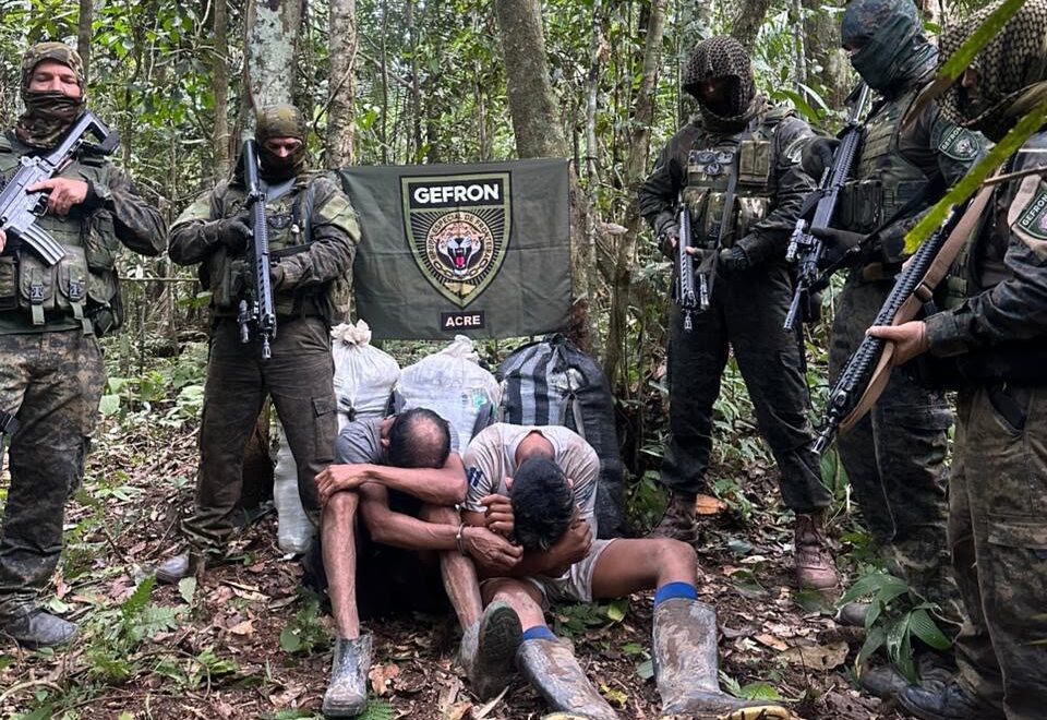 Operação integrada apreende skunk e cocaína na mata e prende suspeito no Juruá Operação integrada apreende skunk e cocaína na mata e prende suspeito no Juruá