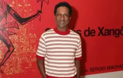 Após cirurgia de hérnia, ator Luís Miranda recebe alta e se recupera em casa