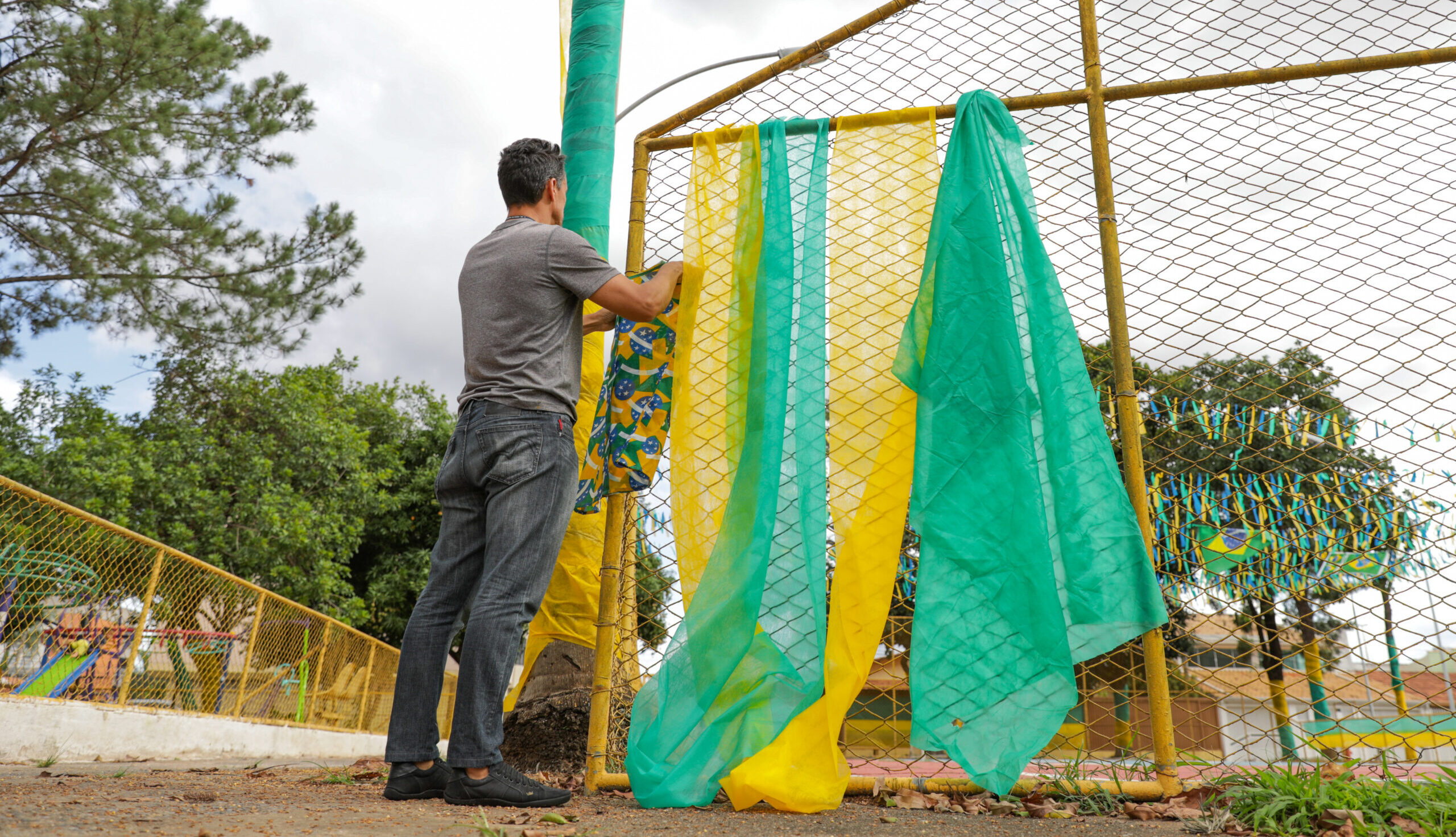 Copa: servidores podem usar camisa da seleção e fazer bolão? Saiba mais Copa: servidores podem usar camisa da seleção e fazer bolão? Saiba mais