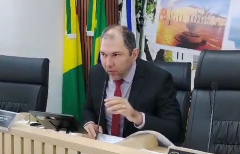 Joabe encerra sessão por falta de quórum; vereadores aparecem depois