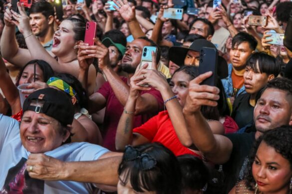 Joelma show Cruzeiro do Sul (4) Mais de 40 mil pessoas lotam praça para show de Joelma